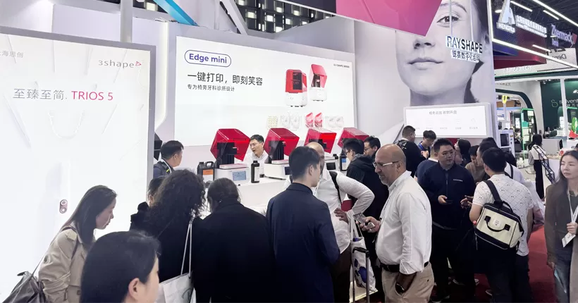 Zahnärzte aus dem In-und Ausland gewinnen! Die digitale Lösung von RAY SHAPE Edge Mini Chair side tritt bei Shanghai DenTech zum ersten Mal auf.